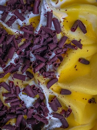 Foto de Cremoso helado de vainilla y plátano con chocolate, primer plano. - Imagen libre de derechos