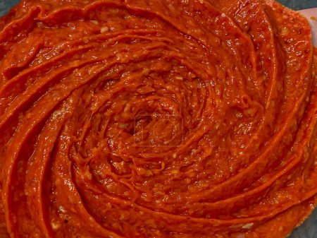 Tomatensauce auf einem Backblech, Nahaufnahme, Draufsicht