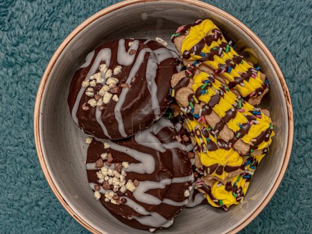 Téléchargez les photos : Biscuits au chocolat avec glaçage au chocolat et saupoudrer dans un bol - en image libre de droit