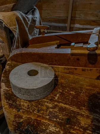 Foto de Una vieja piedra de molino en un viejo molino de madera, una pieza de equipo de varamiento - Imagen libre de derechos