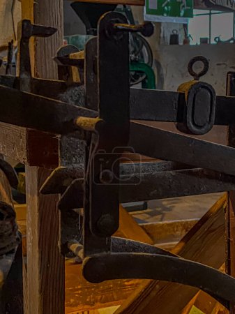 Foto de Antiguo cabrestante de madera en un taller, vista de cerca. - Imagen libre de derechos