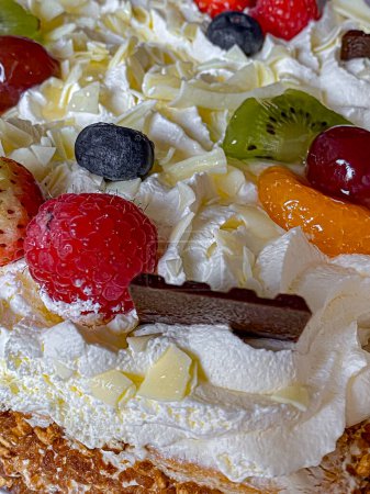 Foto de Primer plano de un delicioso pastel con crema batida y frutas. - Imagen libre de derechos