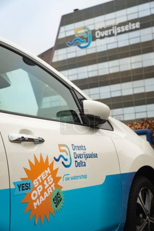 Foto de Zwolle, Países Bajos - 17 de febrero de 2023: Un coche de empresa estacionado frente a la oficina regional de obras de agua promueve las próximas elecciones neerlandesas de obras de agua. - Imagen libre de derechos