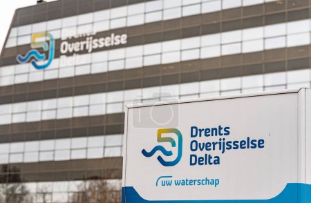Foto de Zwolle, Países Bajos - 17 de febrero de 2023: Firma y sede central con el logotipo del gobierno local de obras públicas de agua para las provincias holandesas de Drenthe y Overijssel. - Imagen libre de derechos