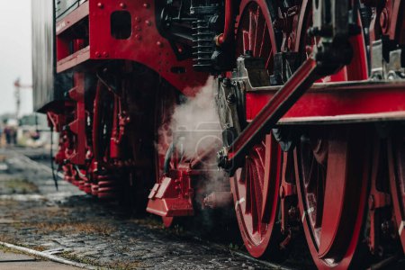 Téléchargez les photos : Fonctionnement extérieur d'un train à vapeur classique vu de près. - en image libre de droit