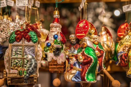 Téléchargez les photos : Décorations sapin de Noël à vendre - en image libre de droit