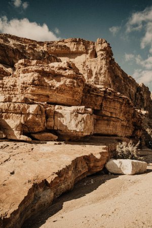 Téléchargez les photos : Des gros rochers pointus dans le canyon. Belle vue sur les montagnes. Un rocher contre un ciel bleu. - en image libre de droit