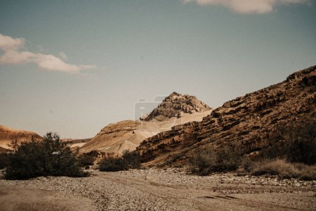 Téléchargez les photos : Le beau paysage désertique dans les montagnes. La route dans les montagnes. - en image libre de droit
