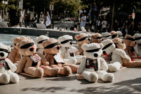 Foto de Docenas de osos de peluche en la plaza Dizengoff en Tel Aviv. Todos tienen un nombre. Estos son los nombres de niños secuestrados por terroristas el 7 de octubre de 2023 y retenidos en la Franja de Gaza. El más joven de ellos no tiene ni un año.. - Imagen libre de derechos