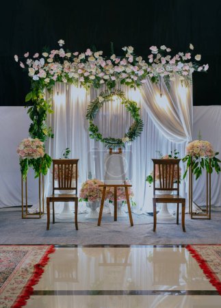 Dais nuptiaux, décoration de scène de fiançailles construite pour les mariés le jour de leur mariage. Le couple va s'asseoir sur le dais ou le pelamin.