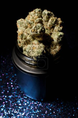 Foto de Cannabis en frasco de vidrio con brillo azul 1 - Imagen libre de derechos