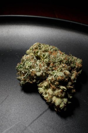 Foto de Cannabis en plato negro plato de satén 1 - Imagen libre de derechos