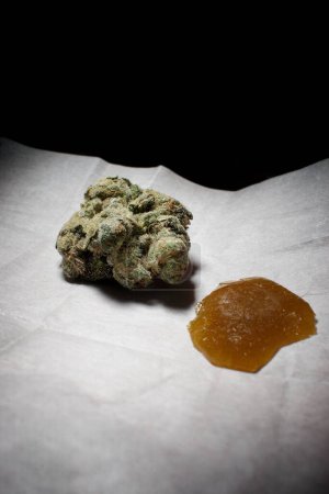 Téléchargez les photos : Cannabis sur papier parchemin à côté de la colophane 1 - en image libre de droit