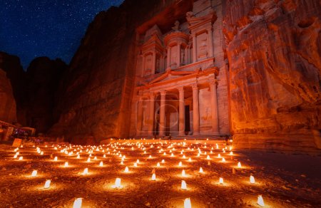 Foto de Petra de noche, Petra, Jordania - Imagen libre de derechos
