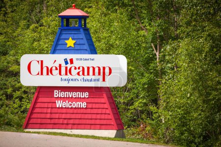 Téléchargez les photos : Panneau de bienvenue du petit village de Cheticamp, sur le sentier Cabot, Nouvelle-Écosse, Canada - en image libre de droit