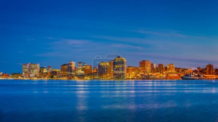 Téléchargez les photos : Vue du centre-ville d'Halifax depuis Dartmouth avec le front de mer, Purdy's Wharf et d'autres tours modernes. Halifax, Nuova Scotia, Canada. - en image libre de droit