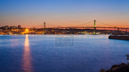 Téléchargez les photos : Vue du pont Angus L. Macdonald au crépuscule. Le pont relie le centre-ville d'Halifax à Dartmouth. Halifax, Nouvelle-Écosse, Canada. - en image libre de droit