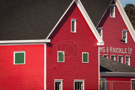 Foto de Primer plano de los famosos edificios rojos ubicados en el paseo marítimo de Lunenburg, Nueva Escocia, Canadá. - Imagen libre de derechos