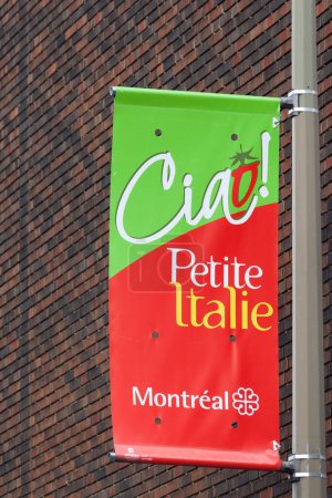 Téléchargez les photos : Petite Italie signe contre un mur de briques. Little Italy (Petite Italie) est un quartier de Montréal qui abrite des magasins et des restaurants appartenant à des Italo-Canadiens.. - en image libre de droit