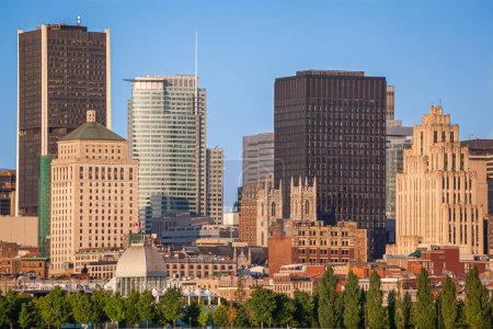 Téléchargez les photos : Vieux-Montréal le matin avec des tours modernes, la basilique Notre-Dame et les autres bâtiments historiques de la Place d'Armes, Montréal, Québec, Canada - en image libre de droit