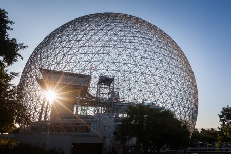 Blick auf die Montreal Biosphäre bei Sonnenaufgang, Montreal, Quebec, Kanada. Die Biosphäre ist ein Museum, das sich der Erhaltung des Flusses St. Lawrence, des Ökosystems der Großen Seen und der Welt um uns herum widmet.