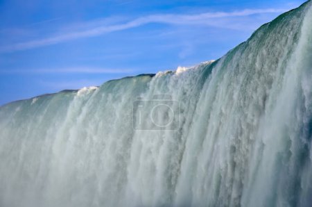 Téléchargez les photos : Gros plan d'eau se précipitant sur les chutes Horseshoe, Niagara Falls, Ontario, Canada - en image libre de droit