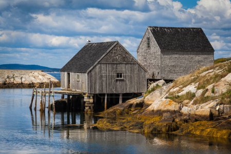 Foto de Vista de verano de las casas de pescadores en Peggy 's Cove, Nueva Escocia, Canadá - Imagen libre de derechos