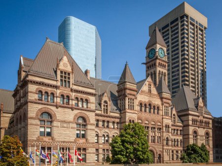 Foto de Vista del antiguo Ayuntamiento de Toronto, Canadá contra los edificios moder - Imagen libre de derechos