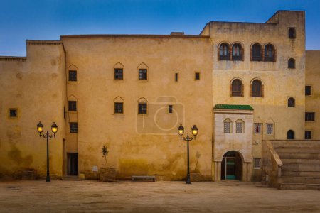 Foto de Edificio árabe en la plaza Rcif, Fez, Marruecos - Imagen libre de derechos