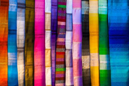 Foto de Textiles de seda de colores en exposición en la medina, Fez - Imagen libre de derechos