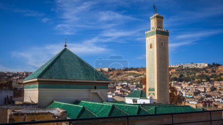Foto de El minarete y el techo de la mezquita de Kairaouine en Fez, Marruecos - Imagen libre de derechos