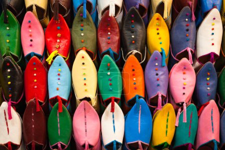 Foto de Zapatillas de colores en venta en Marrakech souq, Marruecos - Imagen libre de derechos