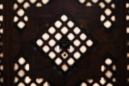 Téléchargez les photos : Le treillis en bois islamique d'un dortoir medersa - en image libre de droit
