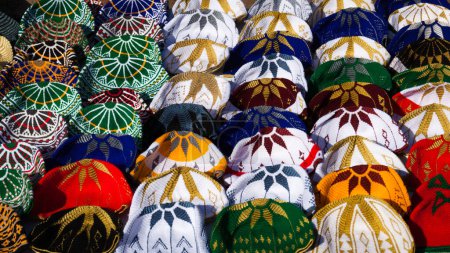 Foto de Sombreros marroquíes de punto en venta en Marrakech, Marruecos - Imagen libre de derechos