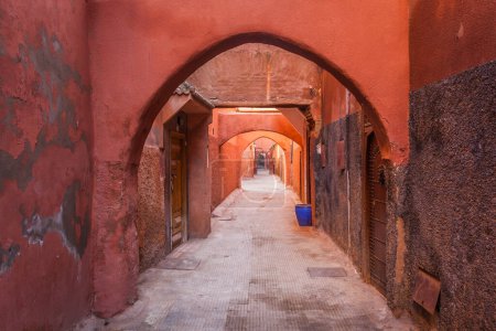 Foto de Callejón de Marrakech, la Ciudad Imperial Roja de Marruecos
. - Imagen libre de derechos