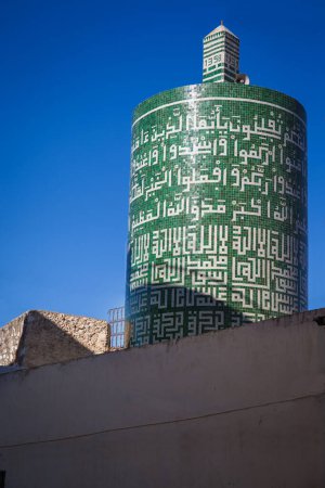 Téléchargez les photos : Minaret cylindrique dans la ville sainte de Moulay Idriss, Maroc - en image libre de droit