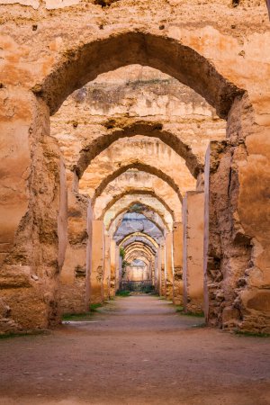 Téléchargez les photos : Les arcs ruinés des massives écuries royales de la ville impériale de Meknès, au Maroc - en image libre de droit
