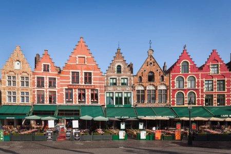 Foto de BRUGES, BÉLGICA - 5 de abril de 2014: Coloridas casas de aspecto medieval en Market Square, Brujas, Bélgica - Imagen libre de derechos