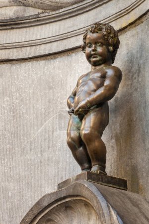 Foto de BRUSELAS, BÉLGICA - 4 DE ABRIL: El famoso Mannekene Pis, la estatua icónica de Bruselas el 4 de abril de 2014 en Bruselas - Imagen libre de derechos