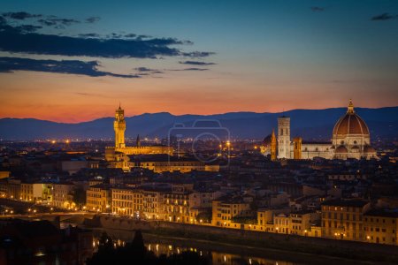 Foto de Florencia después de la puesta del sol desde la plaza Michelangelo: Palazzo Vecchio, Arno River, iglesia de Santa Maria Novella, cielo hermoso, colinas en la distancia - Imagen libre de derechos