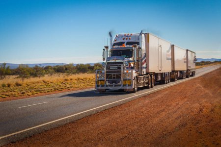 Téléchargez les photos : ALICE SPRINGS, AUSTRALIE - CIRCA AOÛT 2016 : Train routier sur la Stuart Highway, Territoire du Nord, Australie - en image libre de droit