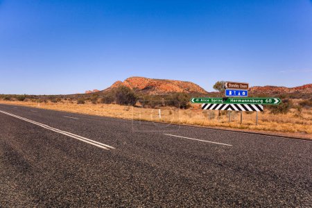 Téléchargez les photos : La croix du gouffre Standley sur Larapinta Drive, parc national MacDonnell, Territoire du Nord, Australie - en image libre de droit