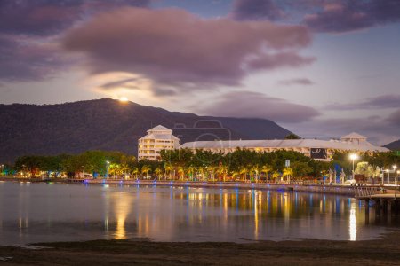 Téléchargez les photos : L'esplanade de Cairns avec lune levante, Cairns, Queensland, Australie - en image libre de droit