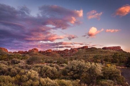 Foto de Formaciones rocosas que rodean el aparcamiento Kings Canyon al amanecer, Australia Central, Territorio del Norte, Australia - Imagen libre de derechos