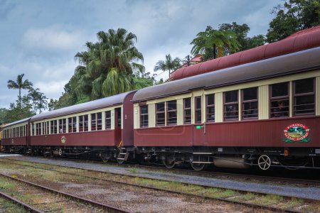 Foto de KURANDA, AUSTRALIA - CIRCA AGOSTO 2016: El famoso ferrocarril panorámico Kuranda, Queensland, Australia - Imagen libre de derechos