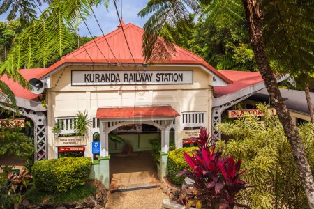 Téléchargez les photos : KURANDA, AUSTRALIE - CIRCA AOÛT 2016 : La gare de Kuranda, la destination du célèbre Kuranda Scenic Railway, Queensland, Australie - en image libre de droit