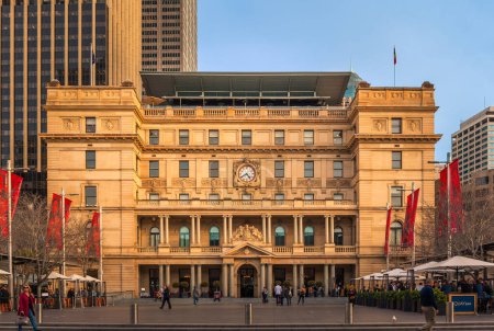 Téléchargez les photos : SYDNEY, AUSTRALIE - CIRCA AOÛT 2016 : The Sydney Customs House avec ses bars et restaurants confortables et populaires, Sydney, Australie - en image libre de droit