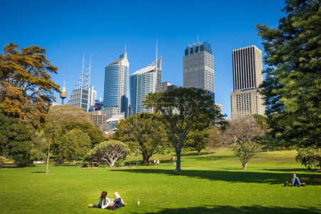 Foto de SYDNEY, AUSTRALIA - CIRCA AGOSTO 2016: Disfrutando de un hermoso día de verano en el Real Jardín Botánico de Sydney, Nueva Gales del Sur, Australia - Imagen libre de derechos