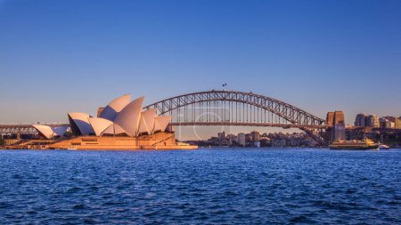 Foto de SYDNEY, AUSTRALIA - CIRCA AGOSTO 2016: La bahía de Sídney con la Ópera y el Puente del Puerto, Sídney, Australia - Imagen libre de derechos