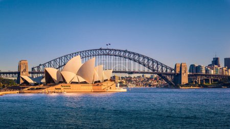 Foto de SYDNEY, AUSTRALIA - CIRCA AGOSTO 2016: Vista diurna de Sydney Opera House y Harbour Bridge, Sydney, Australia - Imagen libre de derechos